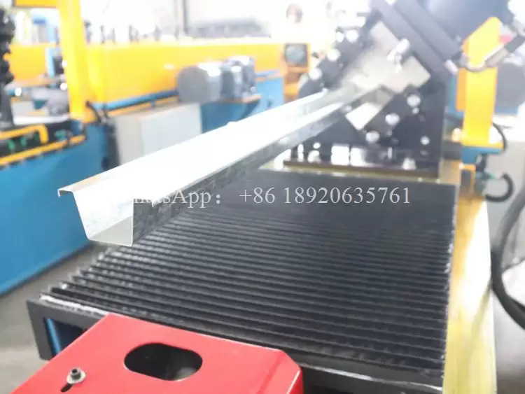 M&aacute;quina Perfiladora para Drywall Perfil Omega