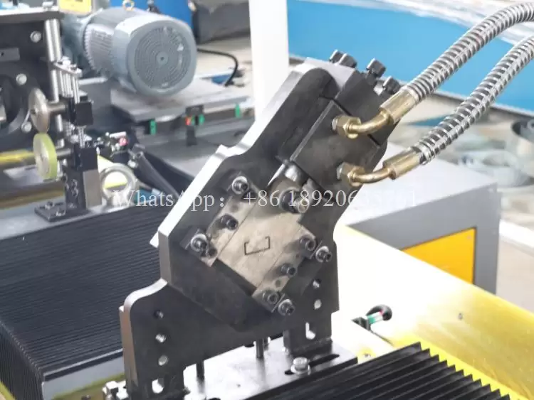 M&aacute;quina Perfiladora de Rieles para Drywall Tres en Uno C/U/Omega